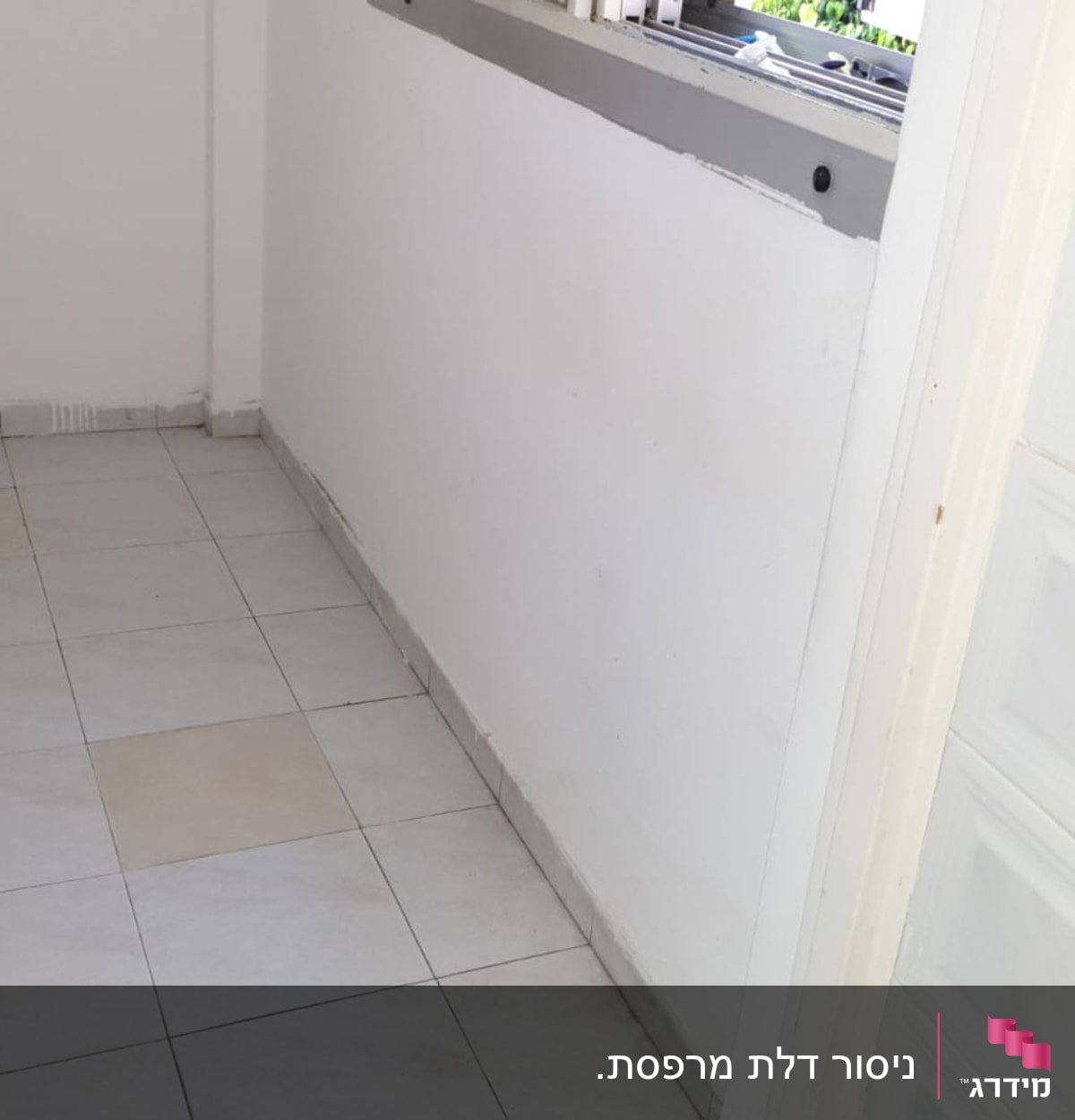 צינור מתכת בפינת חדר עם רצפת אריחים